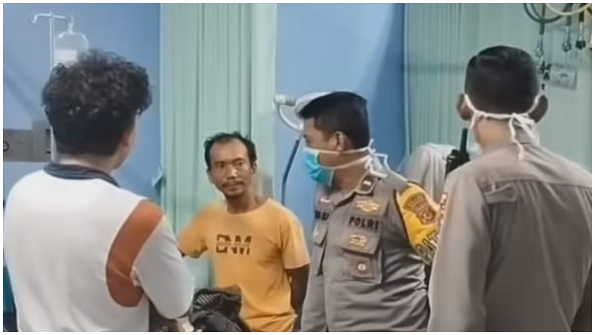 Petugas saat mendatangi korban pembacokan yang diduga salah sasaran di Cileungsi, Bogor.