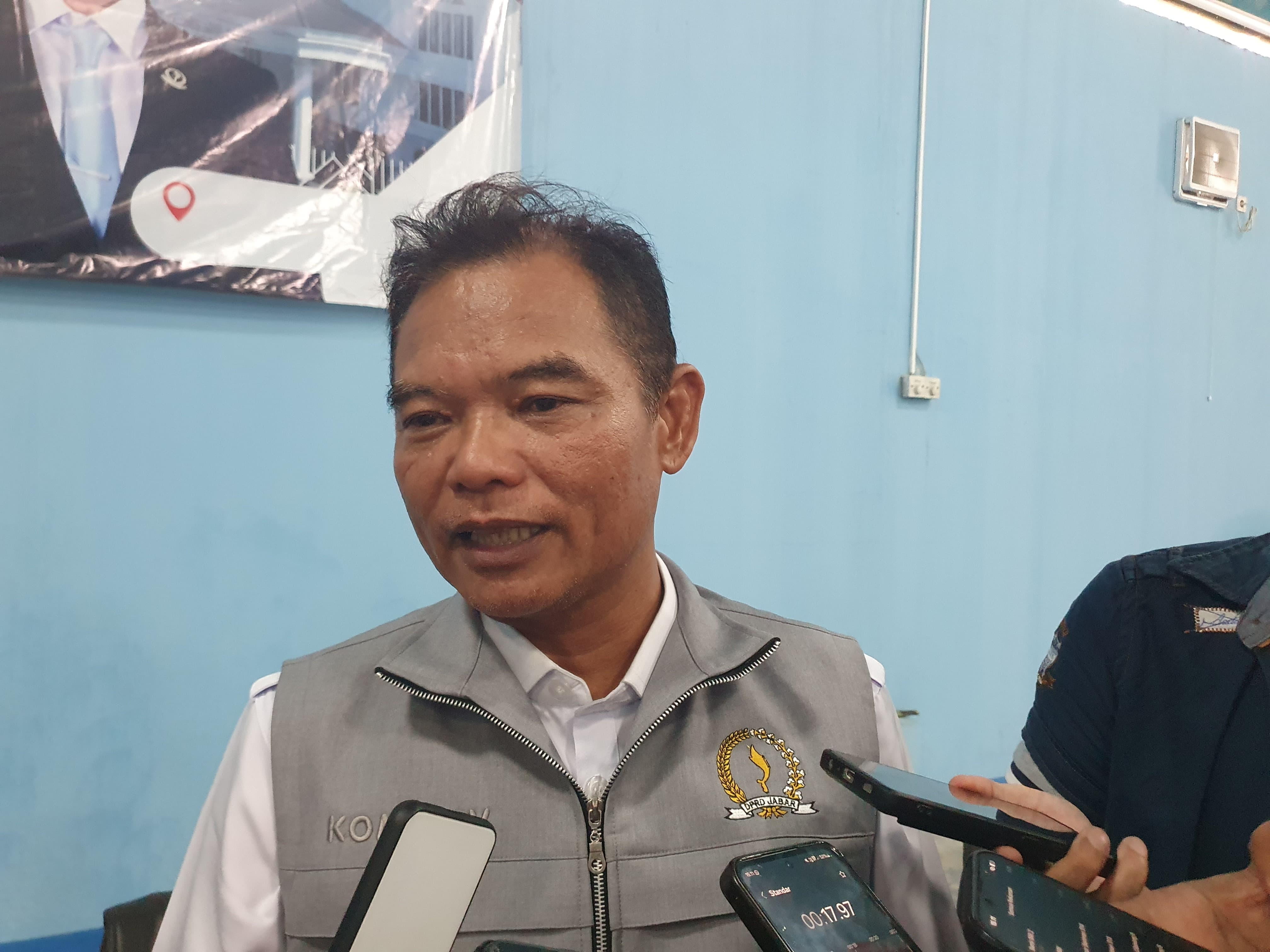 Anggota DPRD Provinsi Jawa Barat, Dede Chandra Sasmita saat menyampaikan keterangan.