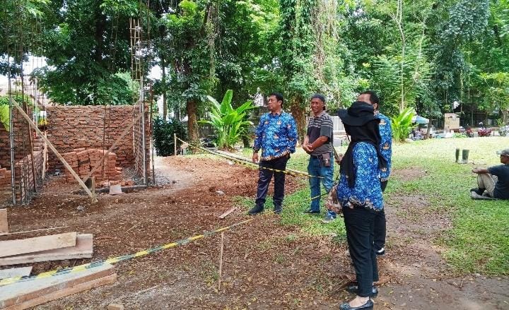 Kepala Disperumkim Kota Bogor, Chusnul Rozaqi, dan jajarannya saat meninjau Taman Heulang.