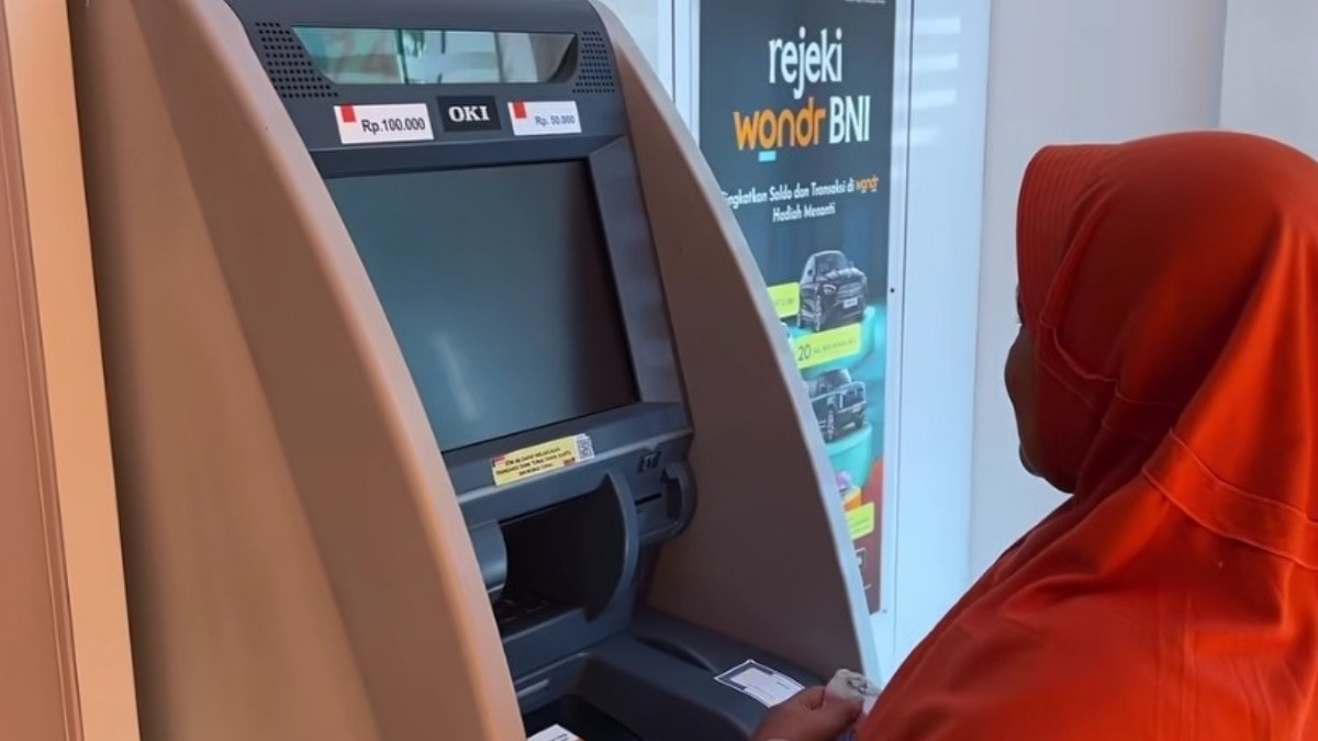 Ilustrasi: Penarikan dana bantuan sosial melalui mesin ATM.