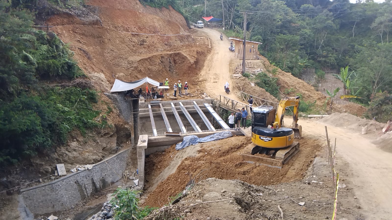 Pembangunan Jembatan Ciparigi di ruas Jalan Cibeber - Malasari, Kecamatan Nanggung, Kabupaten Bogor, terus dikebut pihak pelaksana meski terkendala cuaca dan sulitnya mendapat bahan material.