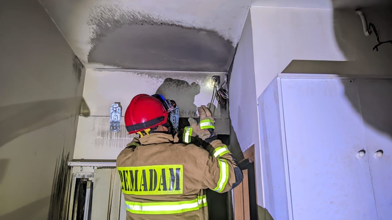 Proses pemadaman kebakaran di salah satu apartemen yang dilakukan petugas DPKP Kota Depok.
