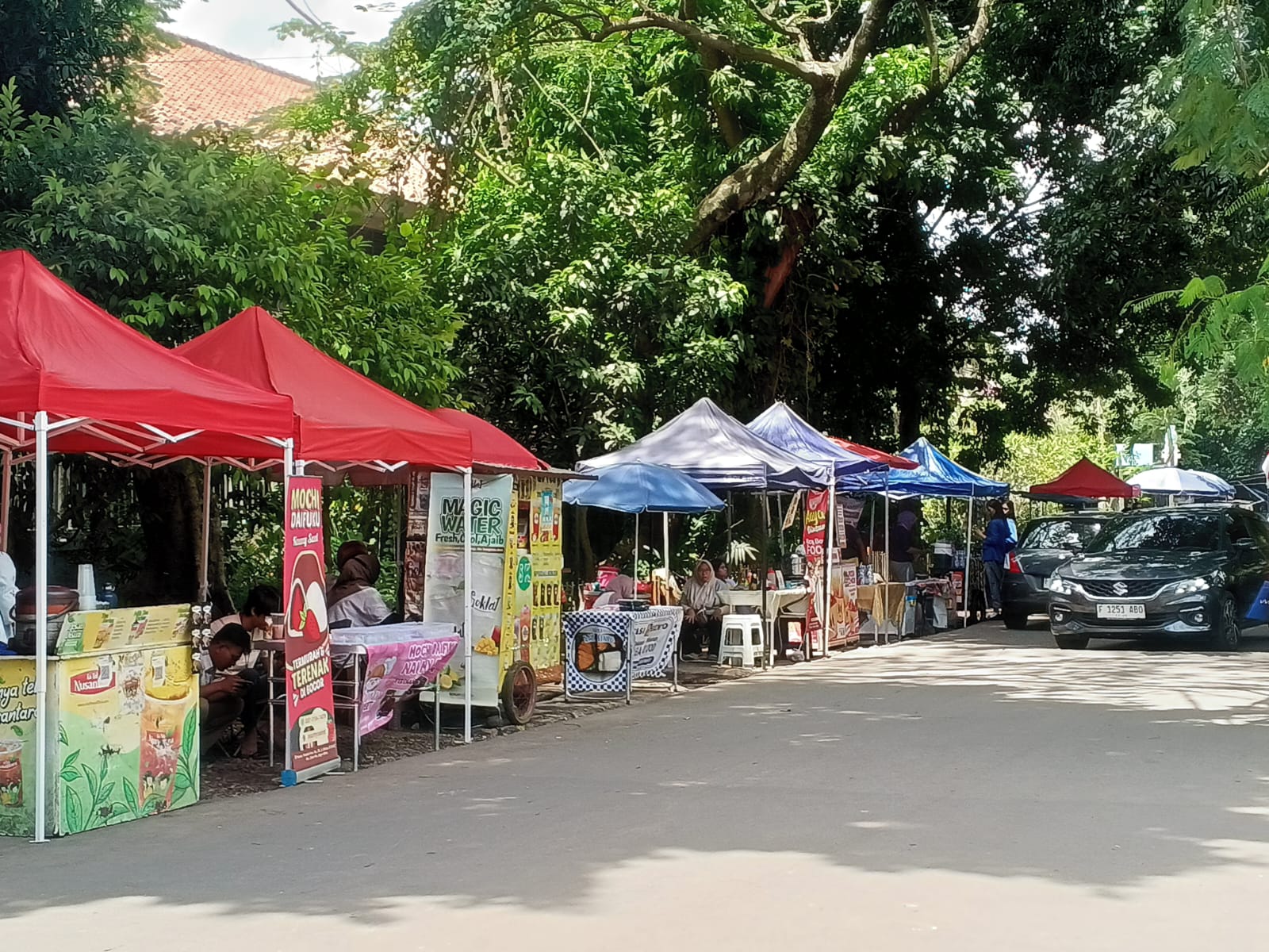Keberadaan pedagang kaki lima (PKL) di Taman Heulang, Kota Bogor.
