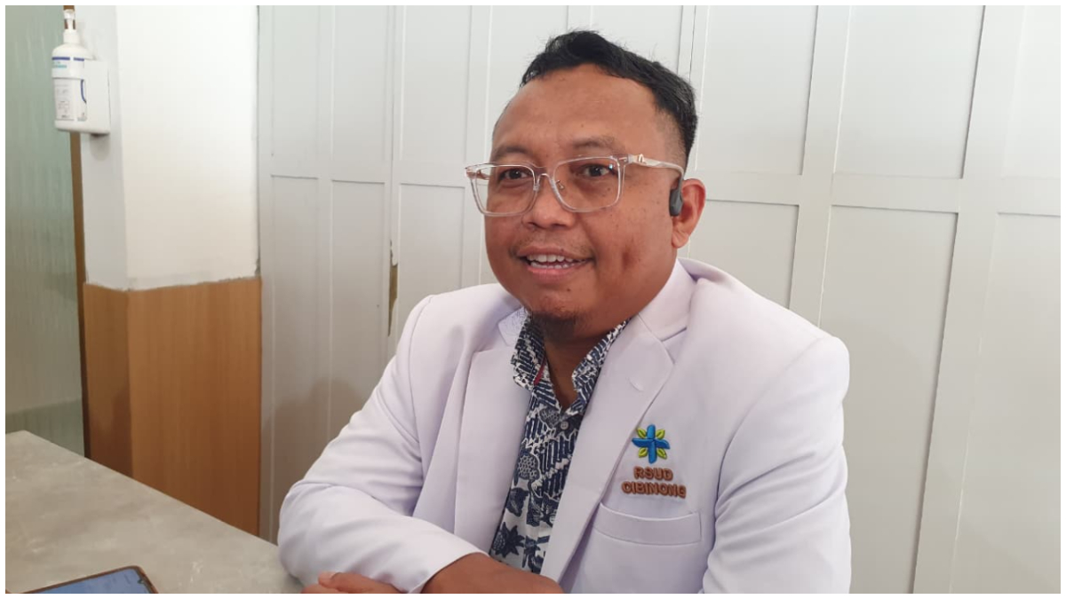 &lrm;Penanggung Jawab Klinik AkuQuit RSUD Bakti Pajajaran sekaligus Dokter Spesialis Paru, dr. Masdi saat menyampaikan keterangan.