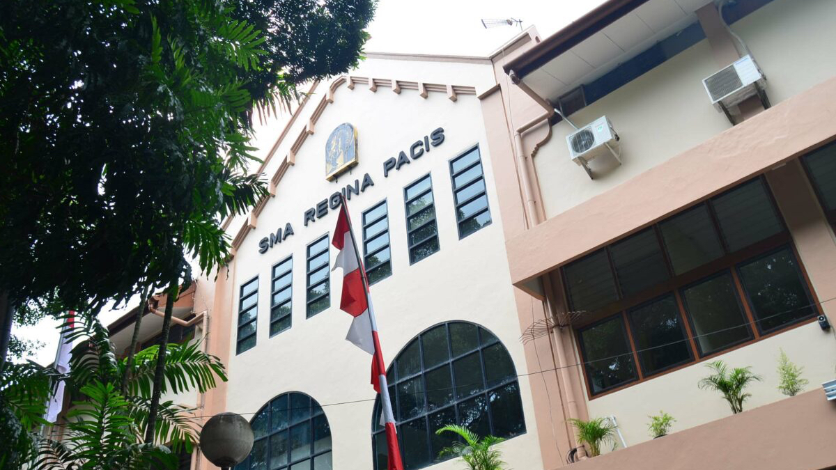 SMA Regina Pacis Kota Bogor menjadi salah satu sekolah berprestasi di Jawa Barat.
