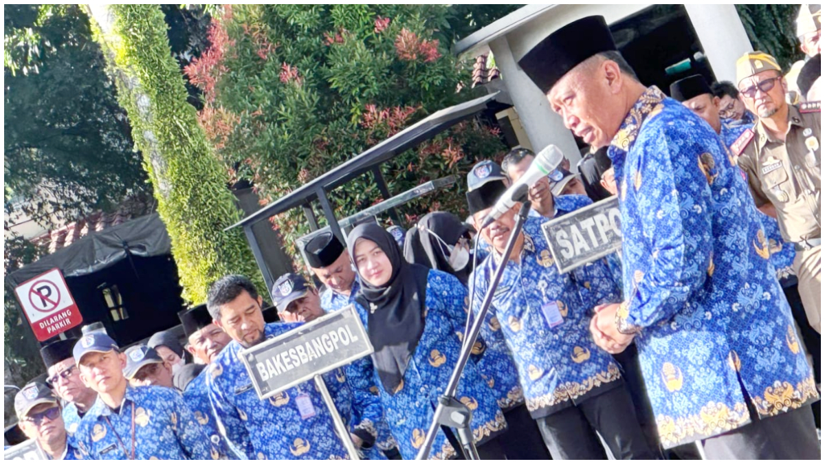 Wali Kota Depok Supian Suri saat memberikan arahan pada apel pagi. WFH di Kota Depok berlangsung setiap hari Jumat.