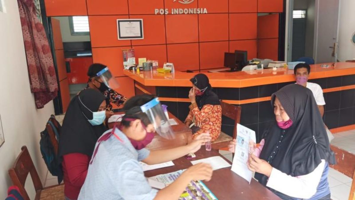 Ilustrasi: Pencairan bantuan sosial (bansos) BLT Kesra di PT Pos Indonesia.