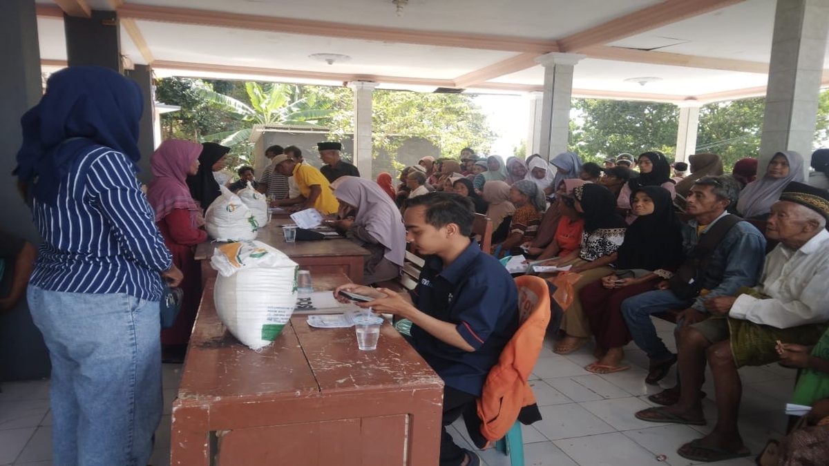 KPM mengambil bantuan PKH dan beras 20 kg