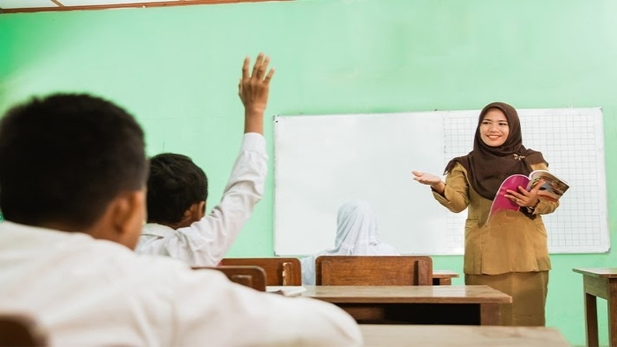 Ilustrasi guru mengajar di kelas