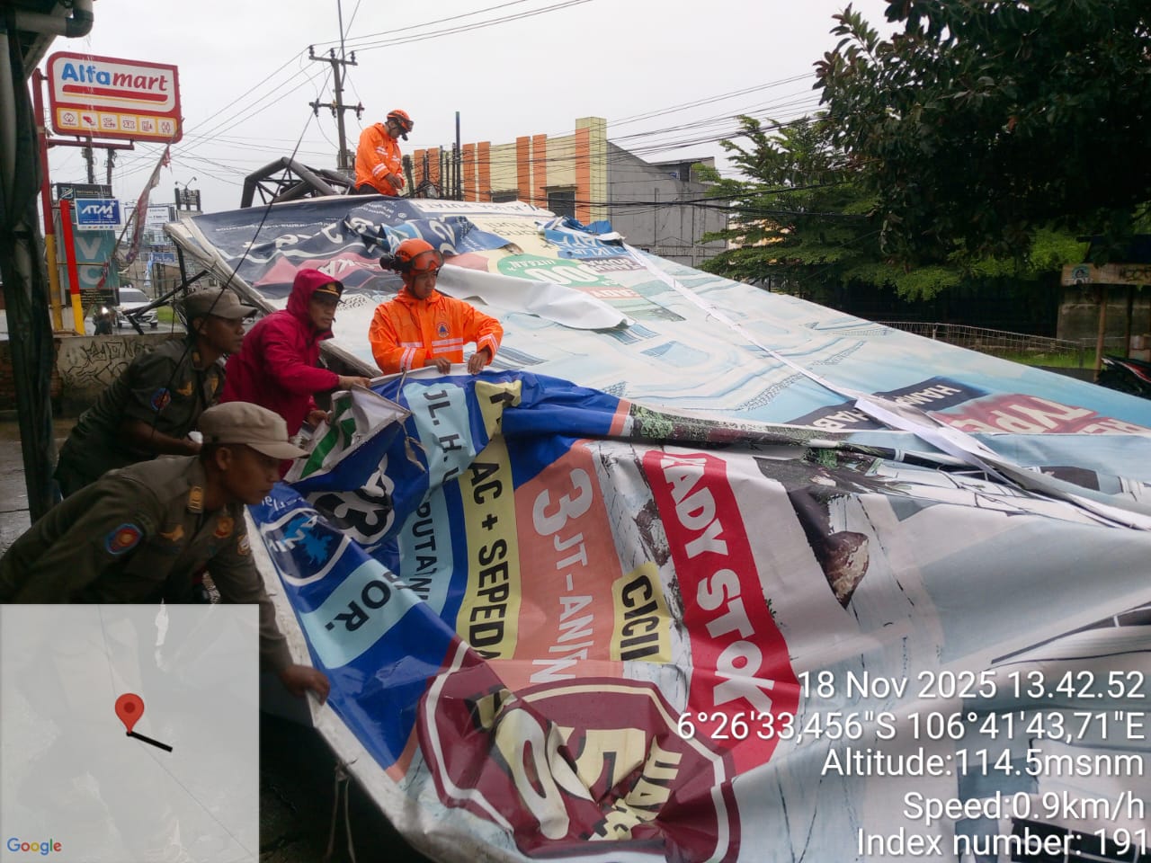 Baliho besar ambruk diterjang hujan deras dan angin kencang di Jalan Raya Jampang Ciseeng, Desa Parigi Mekar, Kecamatan Ciseeng, Selasa 18 November 2025.