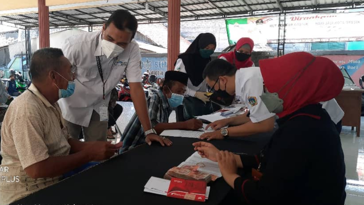 Ilustrasi: Penyaluran bantuan sosial (bansos) kepada para penerima manfaat atau KPM.