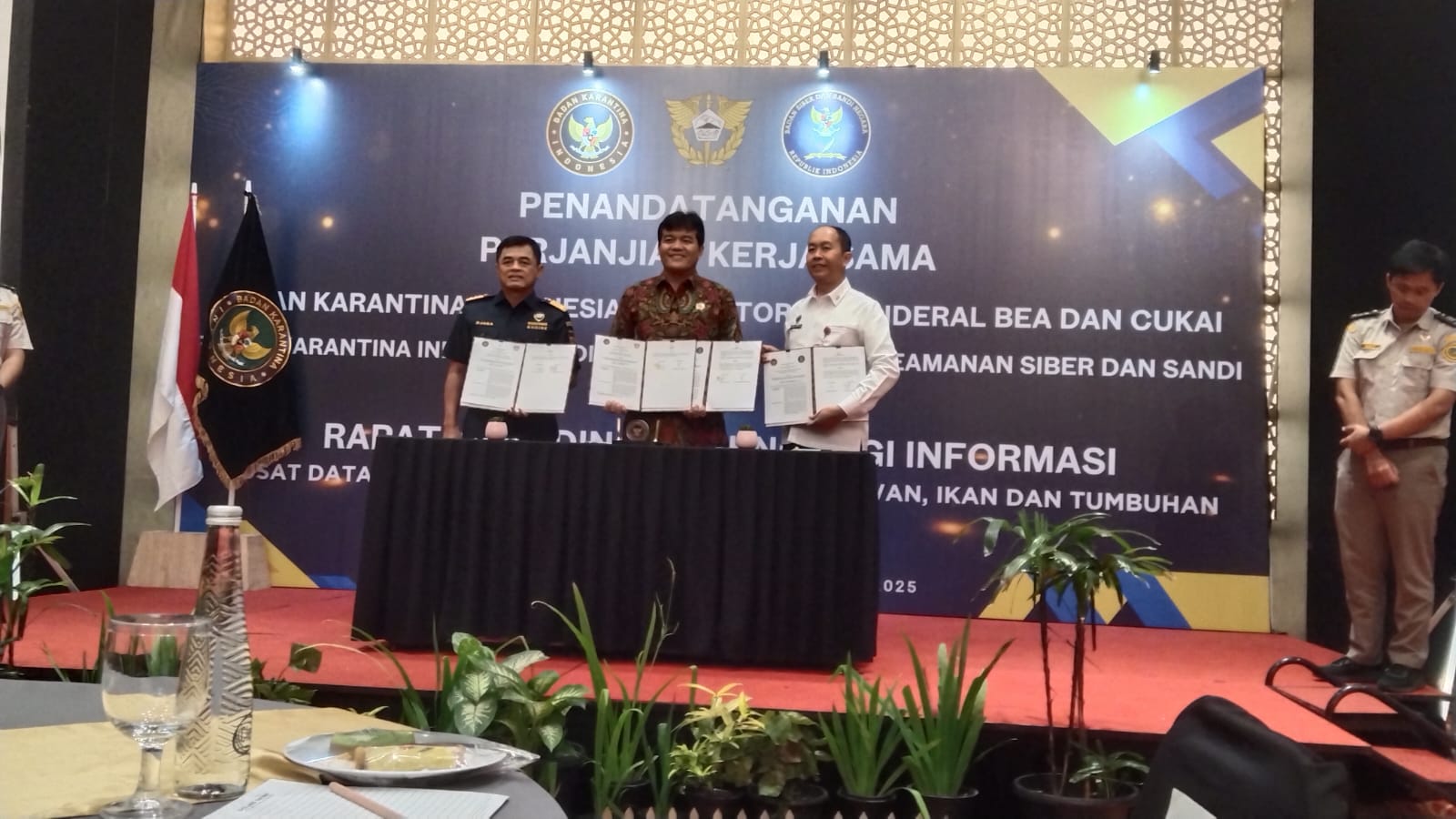 TEKEN KERJASAMA: Kepala Barantin Sahat M Panggabean (tengah) saat melakukan penandatanganan kerjasama dengan Bea Cukai dan BSSN.