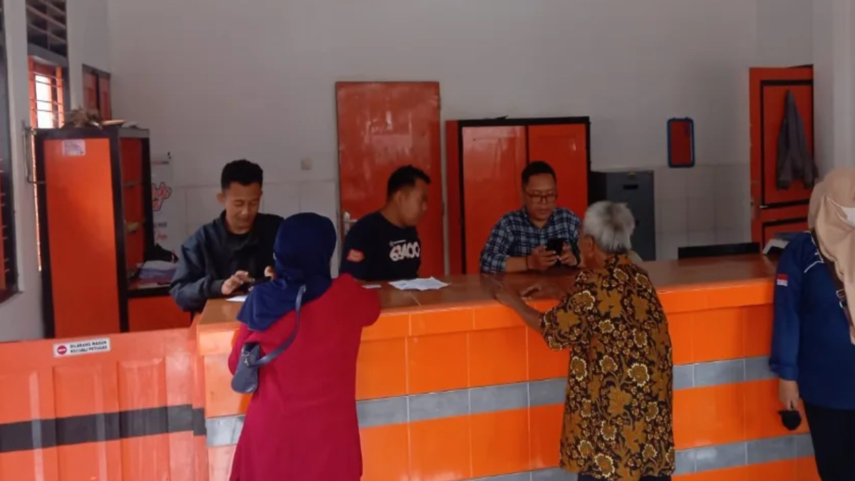 Ilustrasi penyaluran bansos PKH BPNT di Kantor Pos.