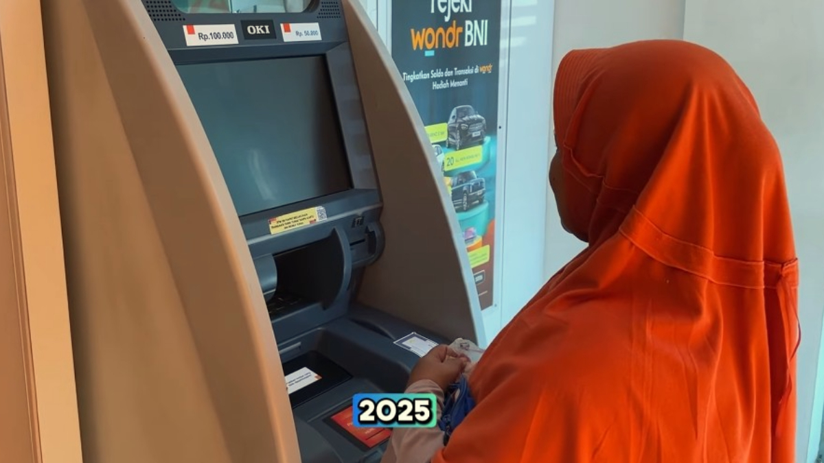 KPM sedang mencairkan Bansos di ATM.
