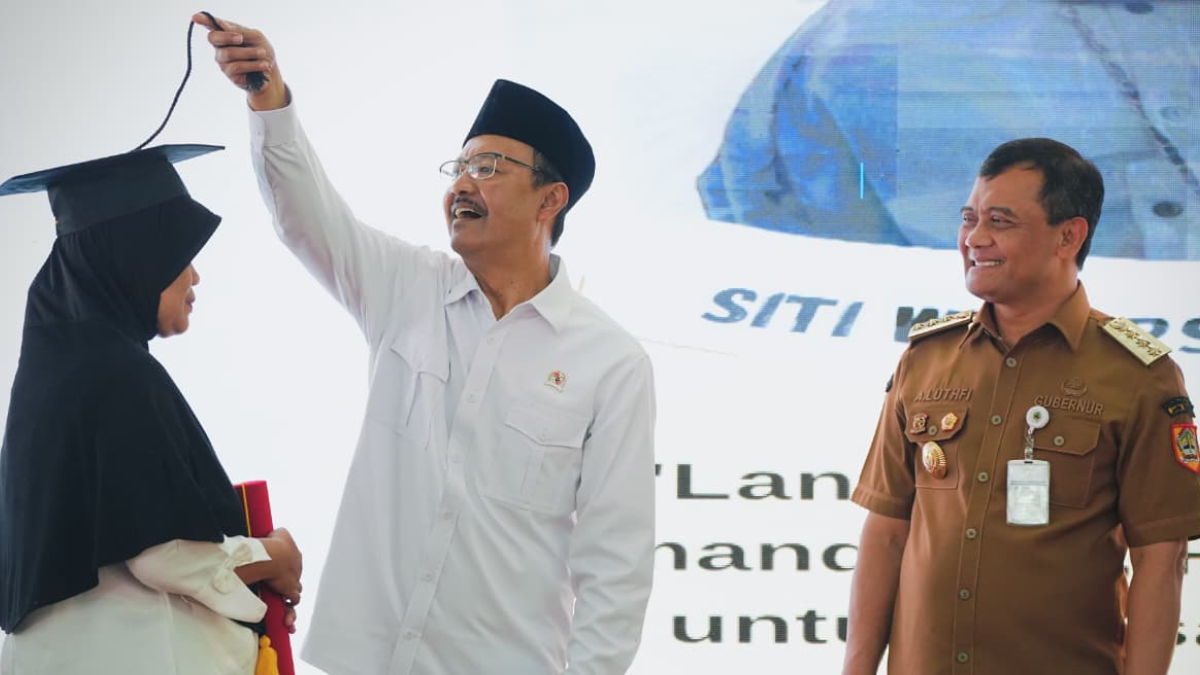Menteri Sosial (Mensos) Saifullah Yusuf (Gus Ipul) bersama Gubernur Jawa Tengah&nbsp;Ahmad Luthfi dalam acara graduasi Keluarga Penerima Manfaat (KPM) di Pendopo Kabupaten Pemalang.
