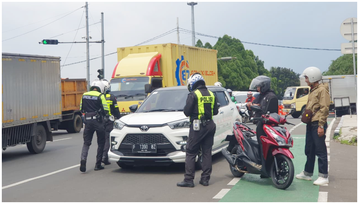 Petugas Satlantas Polres Bogor saat melakukan pemeriksaan pajak kendaraan di Simpang Sentul.