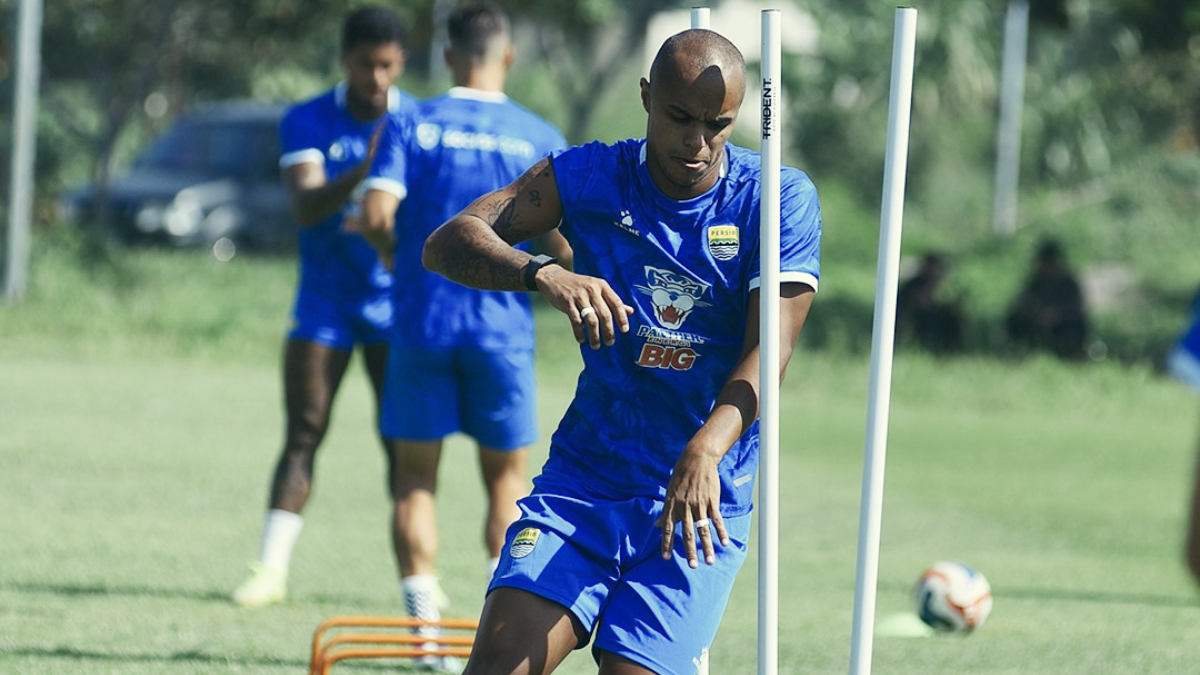 Para pemain Persib sedang latihan yang diawasi pelatih Bojan Hodak.