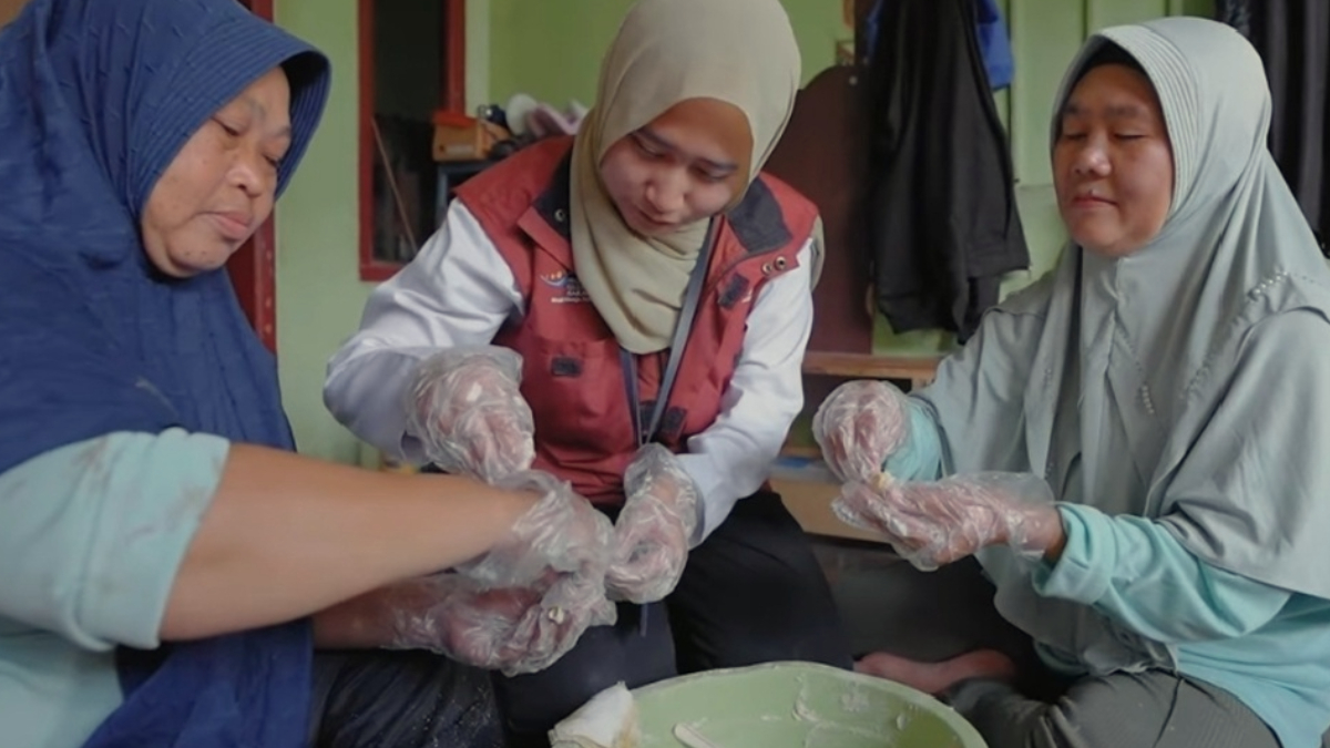 Penerima Bansos mendapatkan pembinaan petugas.