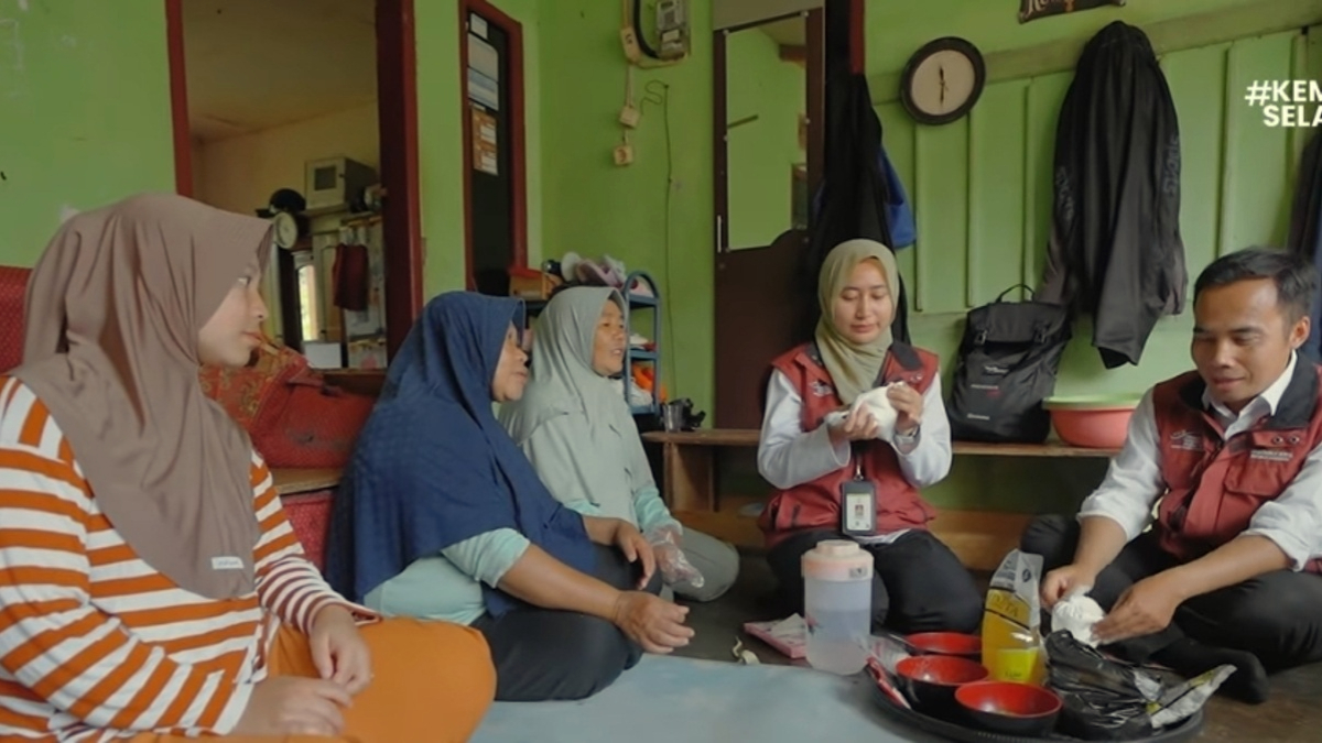 Penerima Bansos menendapatkan penjelasan dari petugas.