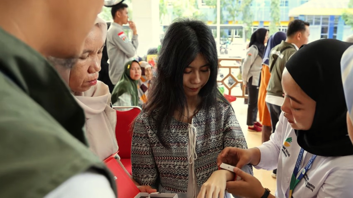 Petugas mengecek penerima Bansos.