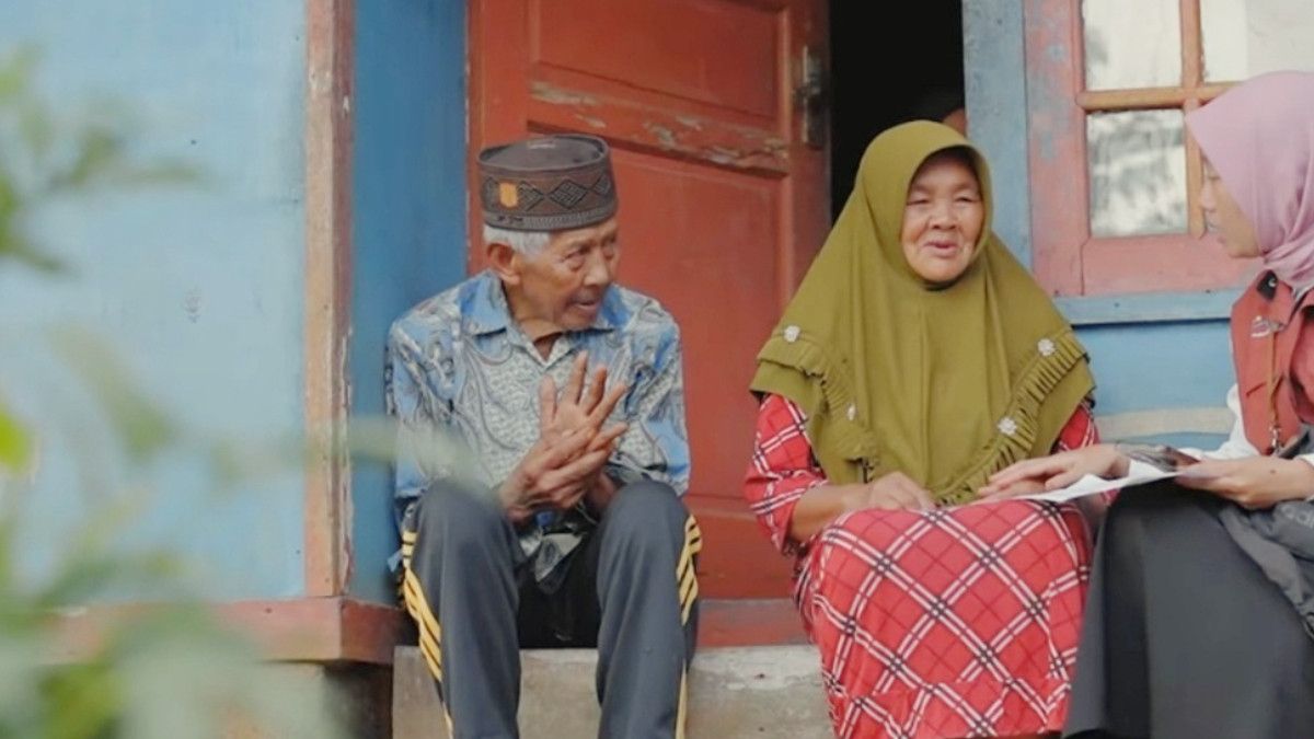 Petugas sedang mendata penerima Bansos.