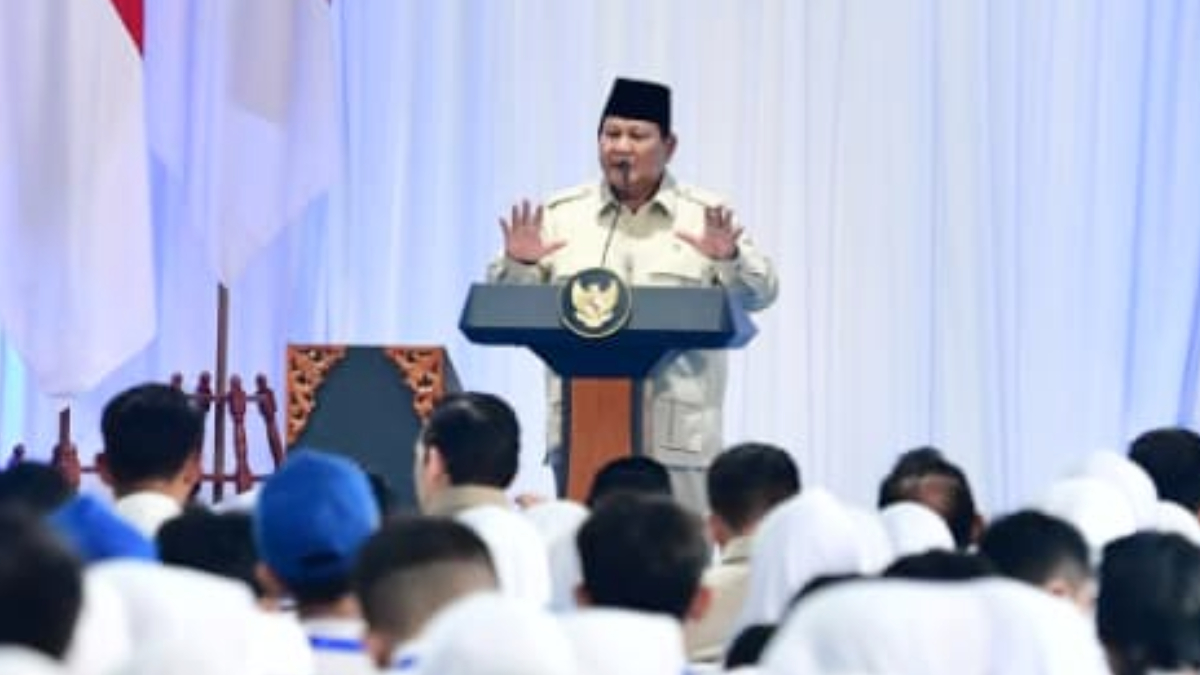 Presiden RI Prabowo Subianto saat hadir di SMPN 4 Kota Bekasi, Senin, 17 November 2025.