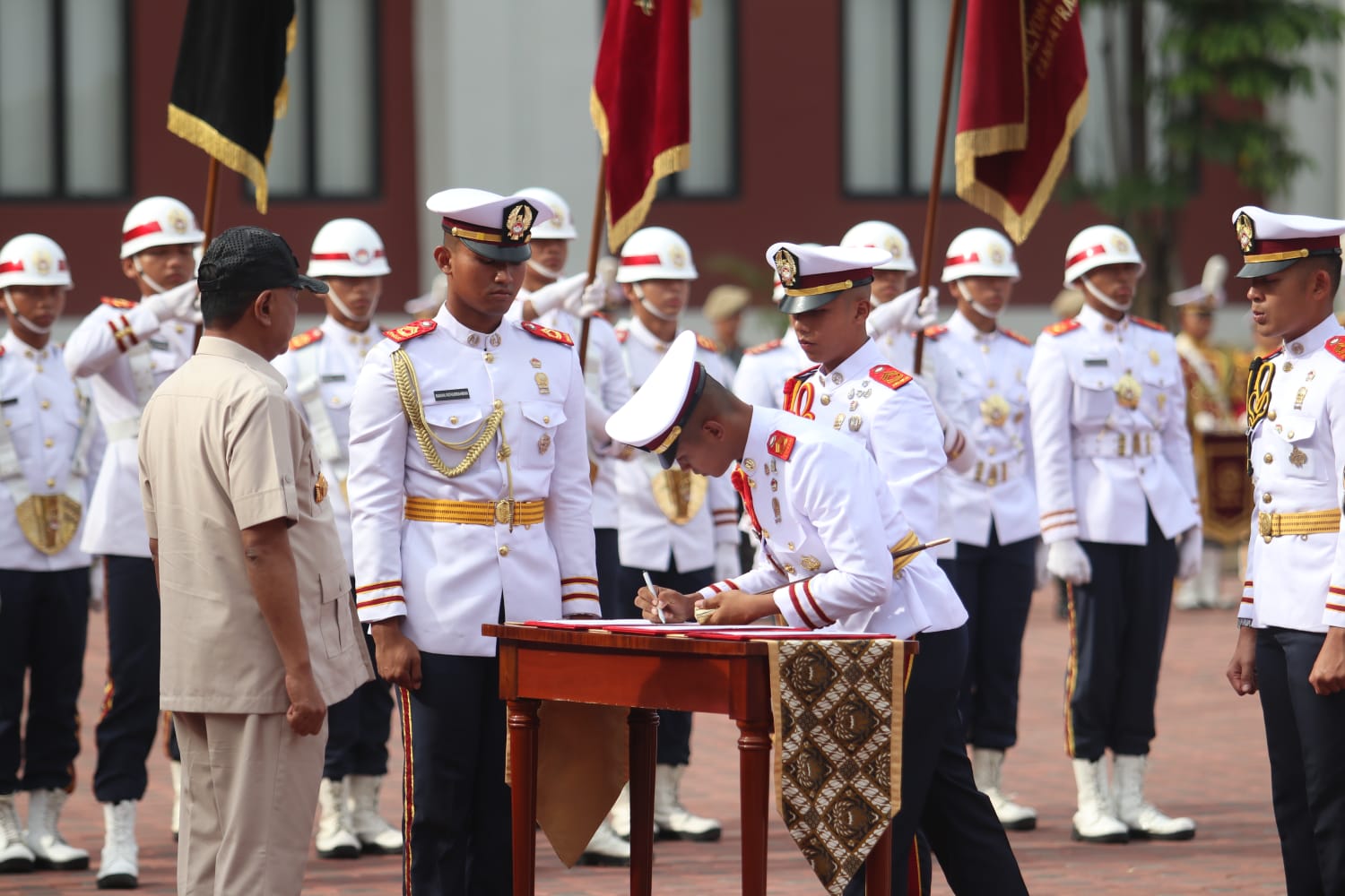 Upacara serah terima jabatan Resimen Korp Kadet Mahasiswa dan Serah Terima Alat Genderang Suling Canka Praditya Wiratama Unhan di Kampus Bela Negara, Sentul, Kabupaten Bogor, Selasa (18/11/2025).