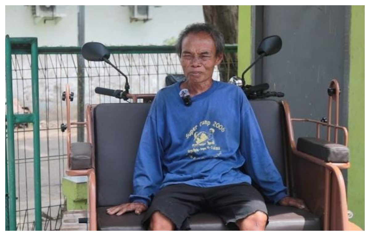 Kandi, lansia berusia 65 tahun dapat bantuan becak listrik dari Presiden Prabowo Subianto.
