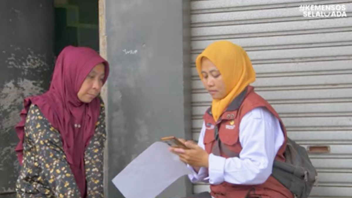 Ilustrasi: Petugas pendamping sosial saat melakukan pengecekan penerima bantuan sosial (bansos).