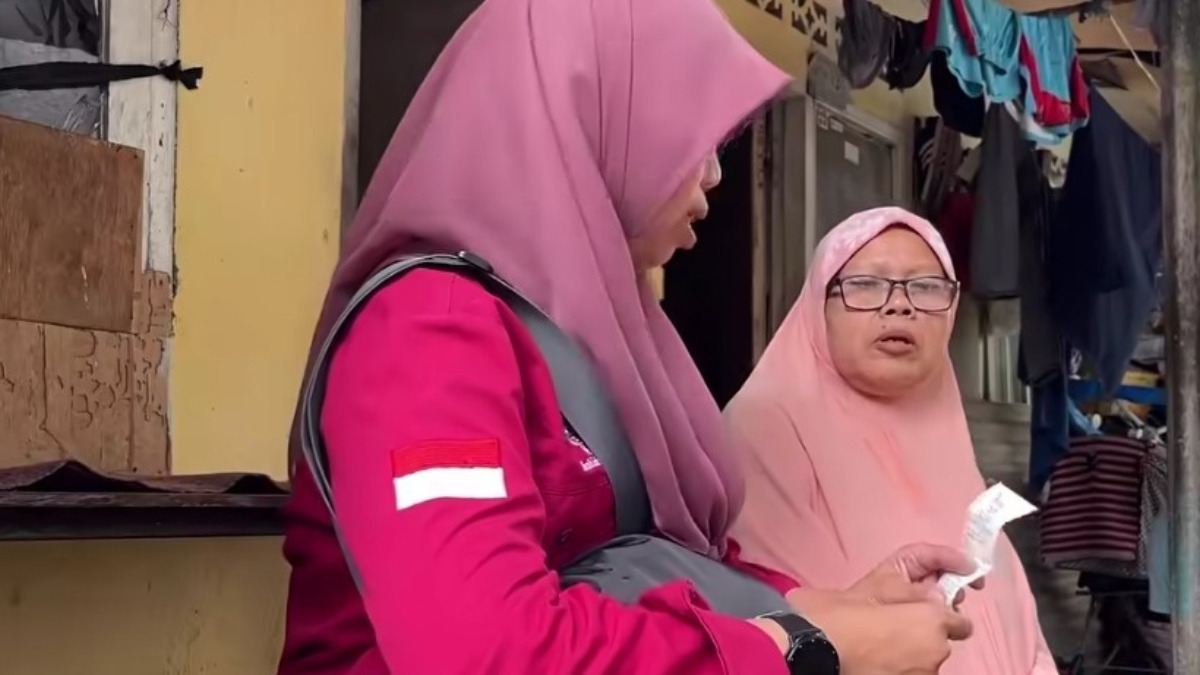 Ilustrasi: Pendamping PKH memberikan penjelasan kepada KPM terkait bantuan sosial (bansos).&nbsp;