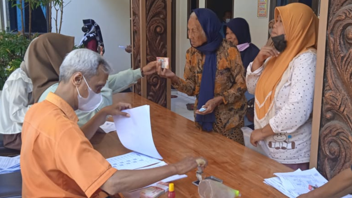 Ilustrasi: Penyaluran bantuan sosial (bansos) kepada para penerima manfaat atau KPM.