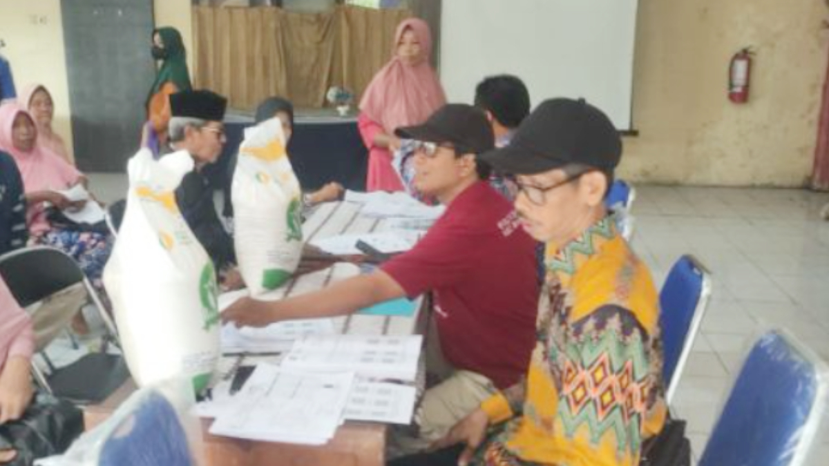 Ilustrasi: KPM&nbsp;saat mengambil bantuan beras 20 kg dan minyak goreng.