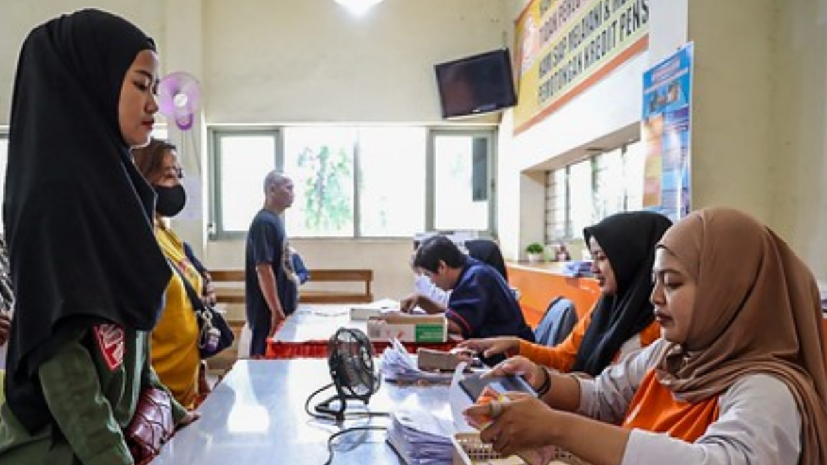 Pendamping PKH saat melakukan monitoring kegiatan penyaluran bantuan sosial (bansos).