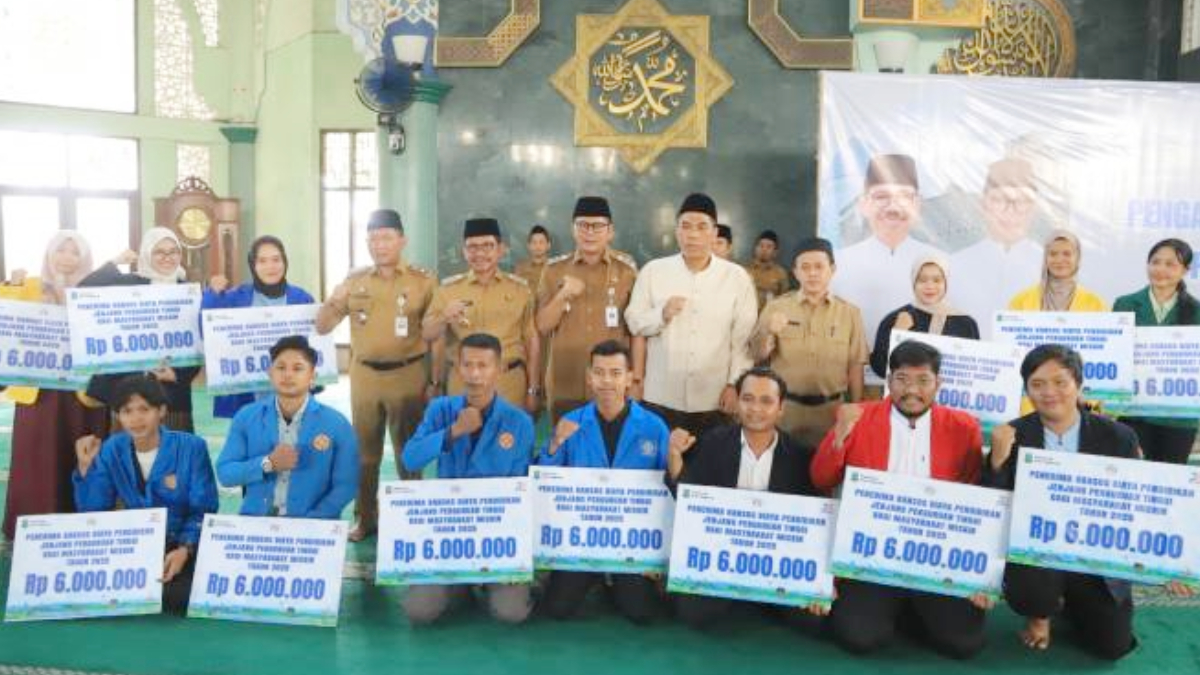 Bantuan sosial (bansos) pendidikan diserahkan untuk&nbsp;mahasiswa sebesar Rp6 juta.&nbsp;