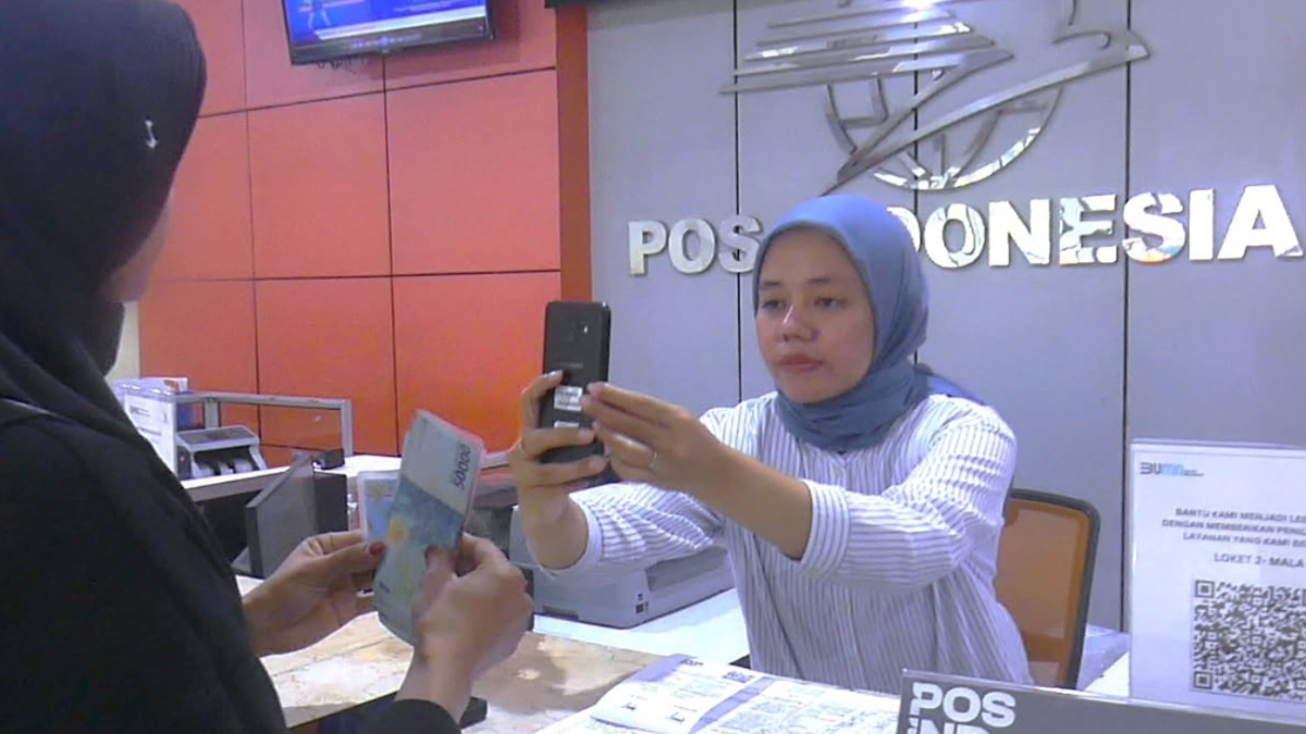 Ilustrasi: Penyaluran bantuan sosial (bansos) kepada para penerima manfaat atau KPM.