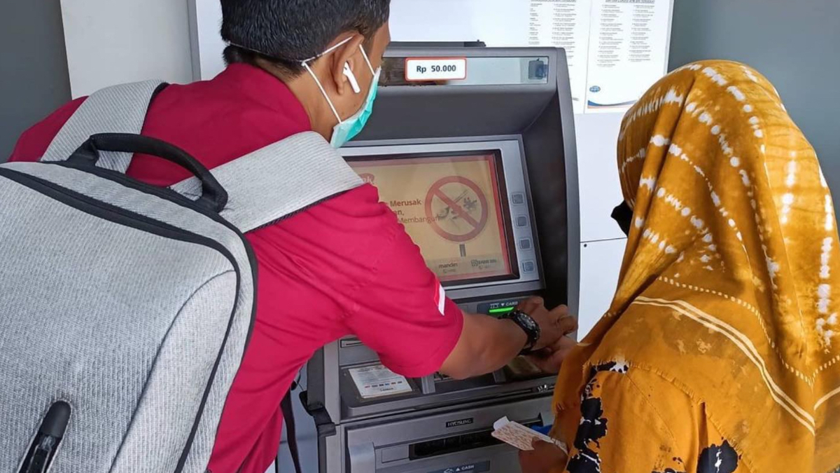 Ilustrasi: Pengambilan bantuan sosial (bansos) KPM didampingi oleh petugas pendamping.