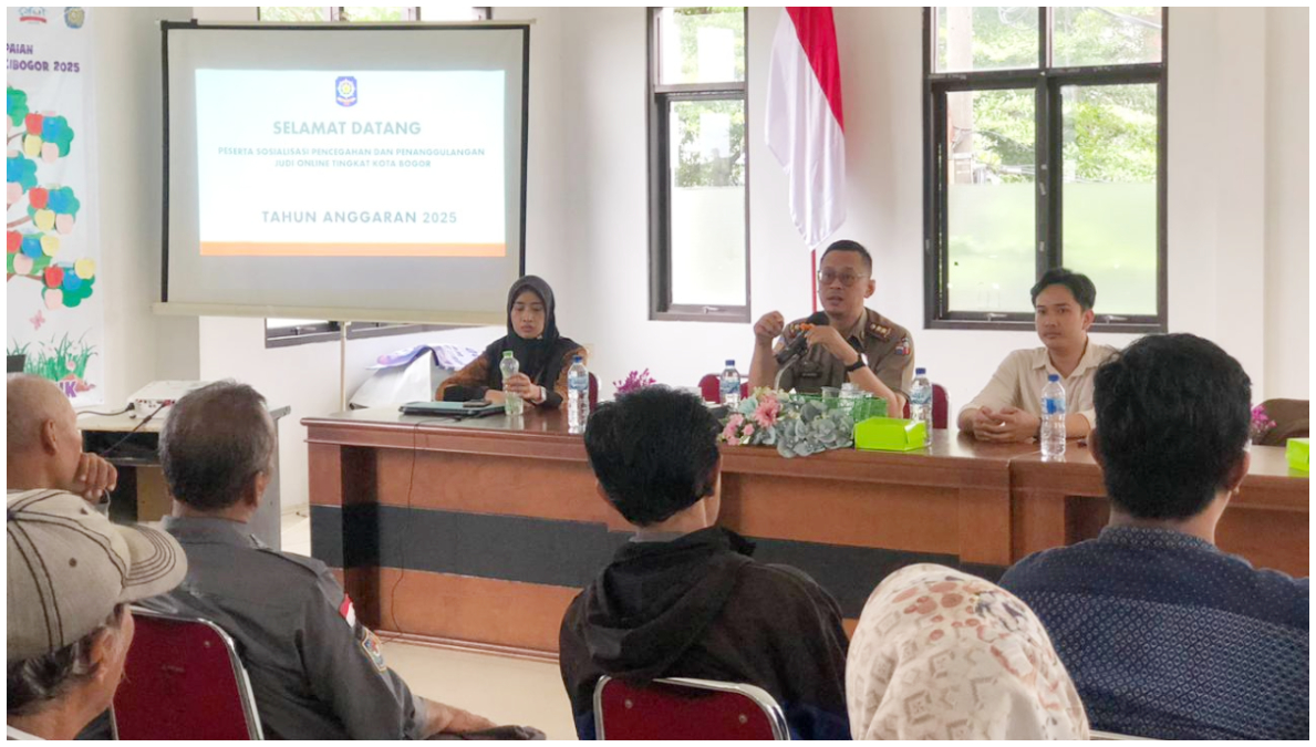 Satlpol PP Kota Bogor saat melakukan sosialisasi bahaya game online terlarang di Kantor Kelurahan Cibogor