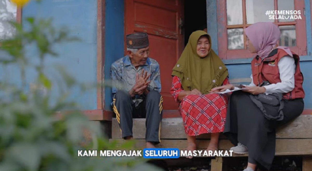 Ilusrasi pendamping sosial mendatangi ke rumah KPM bansos PKH BPNT.