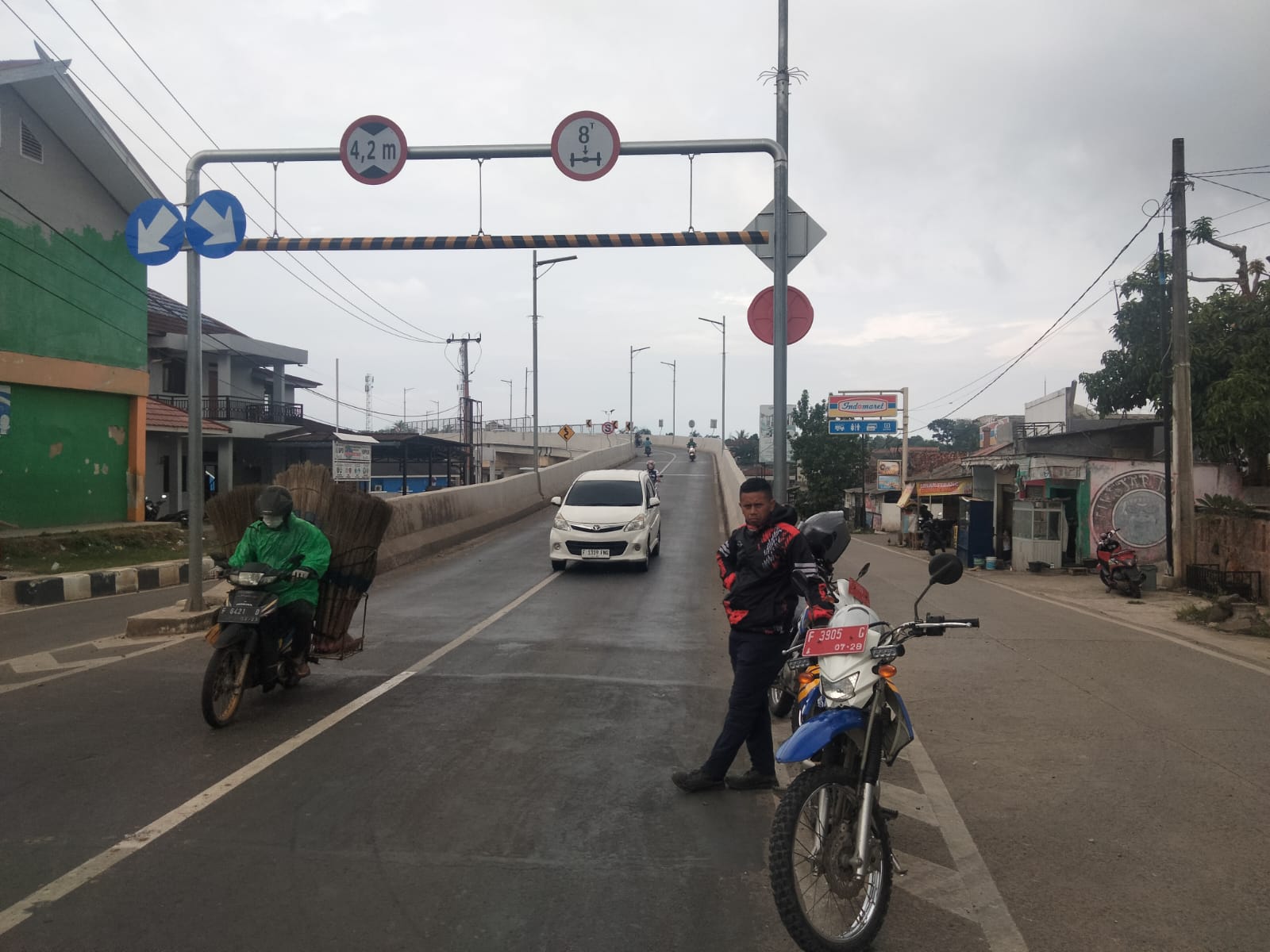 Petugas Dishub Kabupaten Bogor melakukan pembatasan kendaraan bagi yang akan melintas di Flyover Soebianto Tenjo, Kecamatan Tenjo.