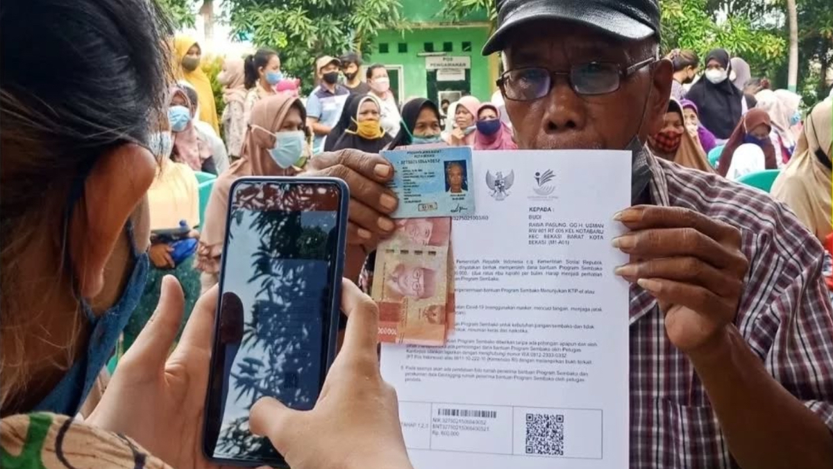 Ilustrasi penyaluran bansos.