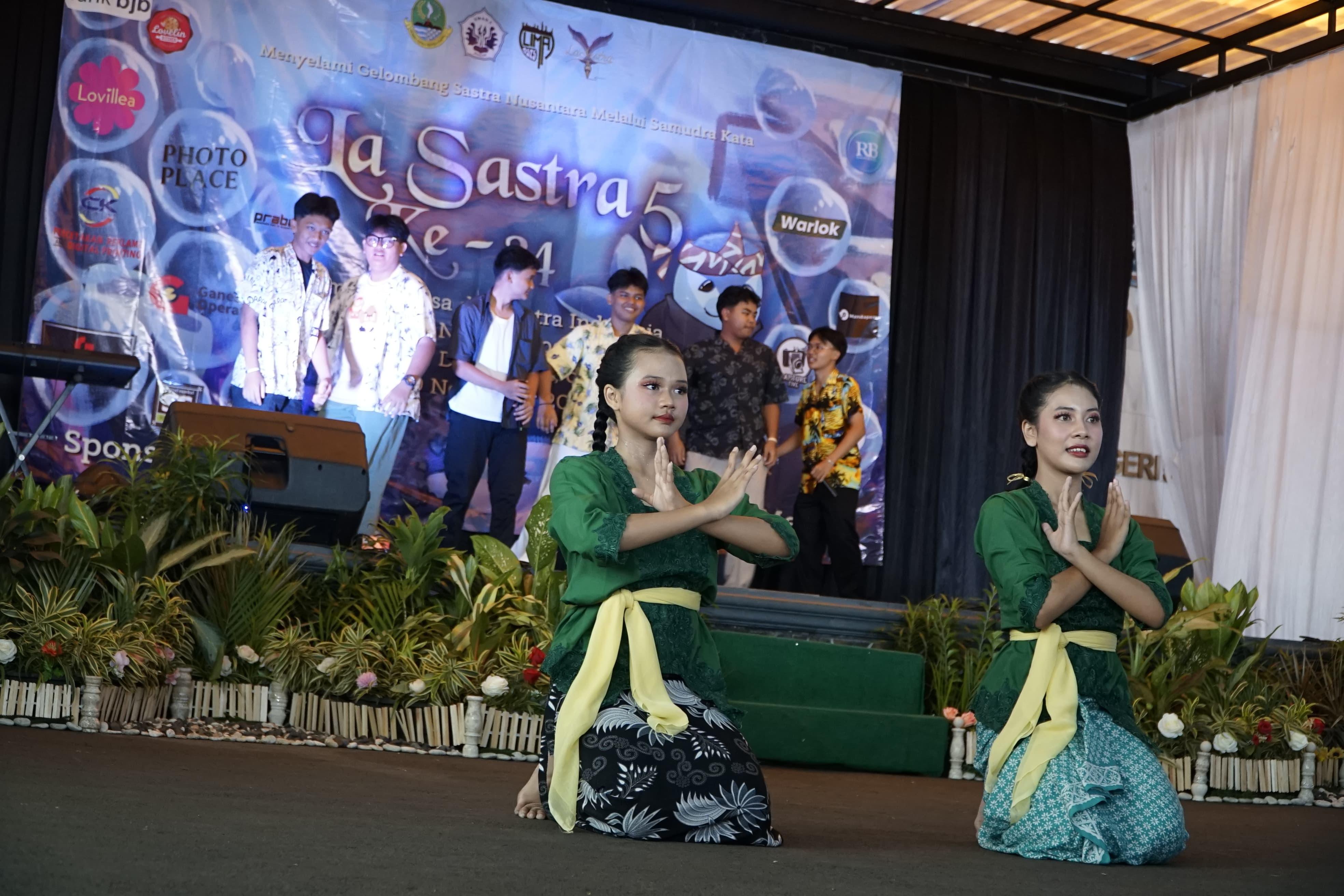 Peserta La Sastra SMAN 5 Kota Bogor saat menampilkan bakat seni di panggung utama.