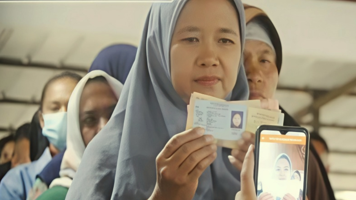 Pengecekan data penerima Bansos oleh petugas.