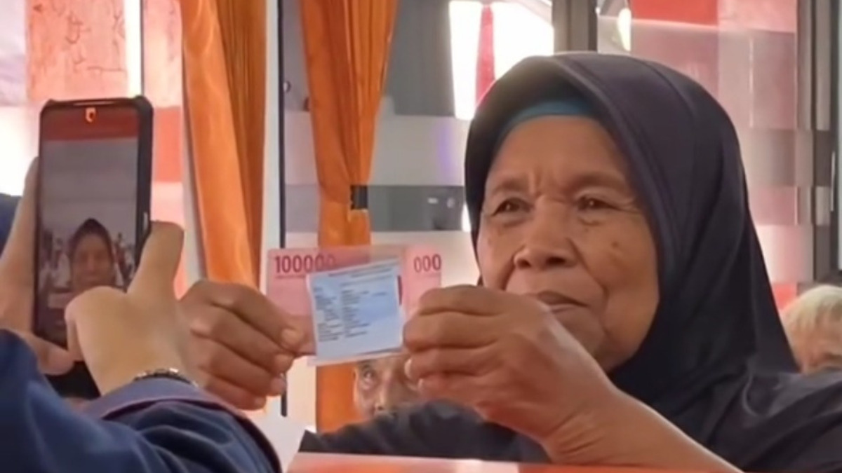 Ilustrasi pengambilan dana bansos oleh KPM.