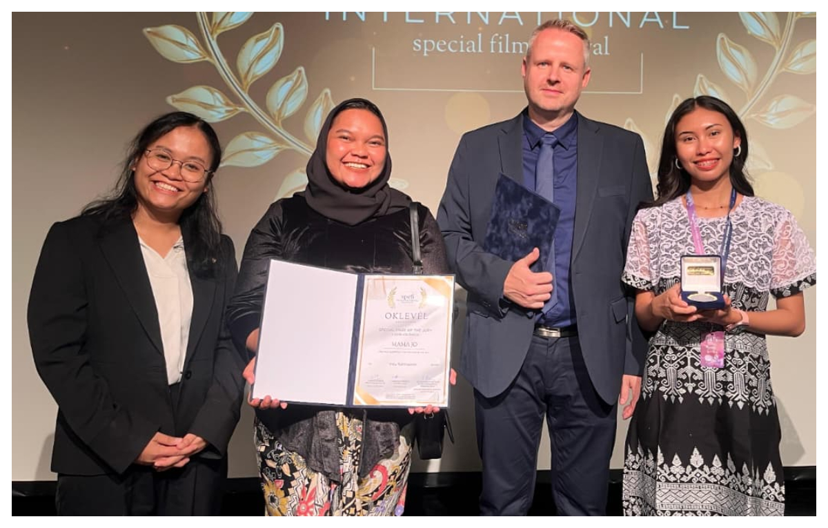 Rage Taufika (Sekretariat KBRI Budapest, Hungaria), Ineu Rahmawati (Sutradara), Fabian Gabor (Festival Director), Nanda Puspita (Penulis naskah) saat menerima penghargaan Special Prize of Jury.
