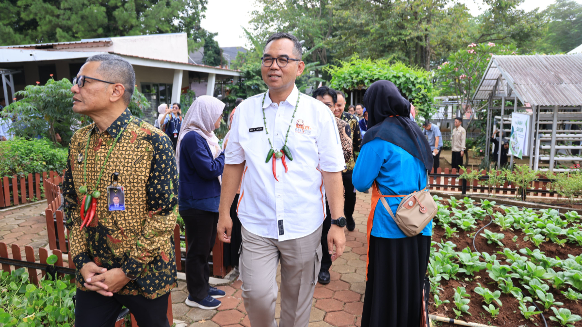 Sekda Kabupaten Bogor, Ajat Rochmat Jatnika, menyambut kedatangan tim validasi Innovative Government Award (IGA) dari Kementerian Dalam Negeri dan Kementerian Koordinator Bidang Politik dan Keamanan.