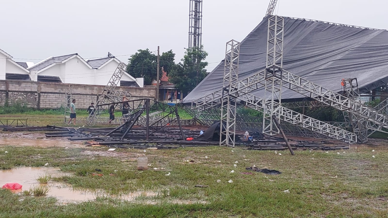 Tangkapan layar video panggung festival hari jadi Desa Cilebut Barat, Kecamatan Sukaraja, Kabupaten Bogor, roboh saat diguyur hujan deras dan angin kencang, Selasa 18 November 2025.
