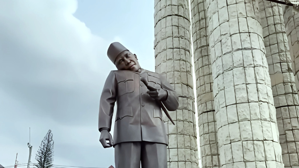 Patung Soekarno yang rusak di Alun-alun Indramayu.