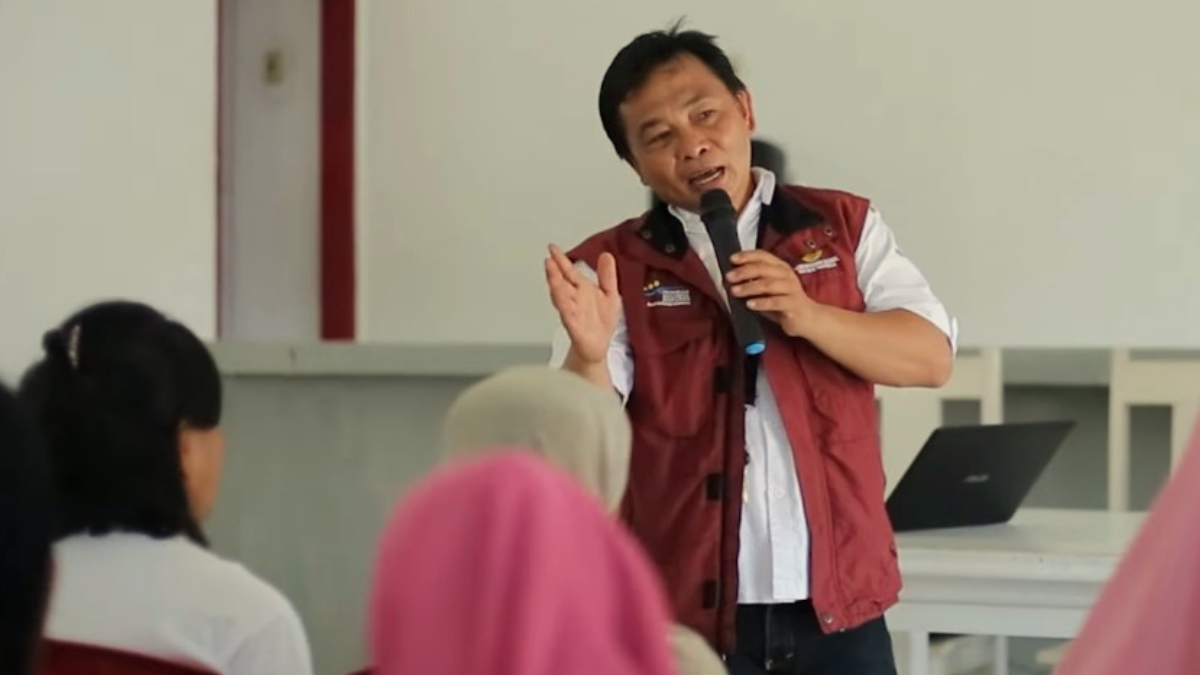 Petugas memberikan penjelasan kepada para penerima Bansos.