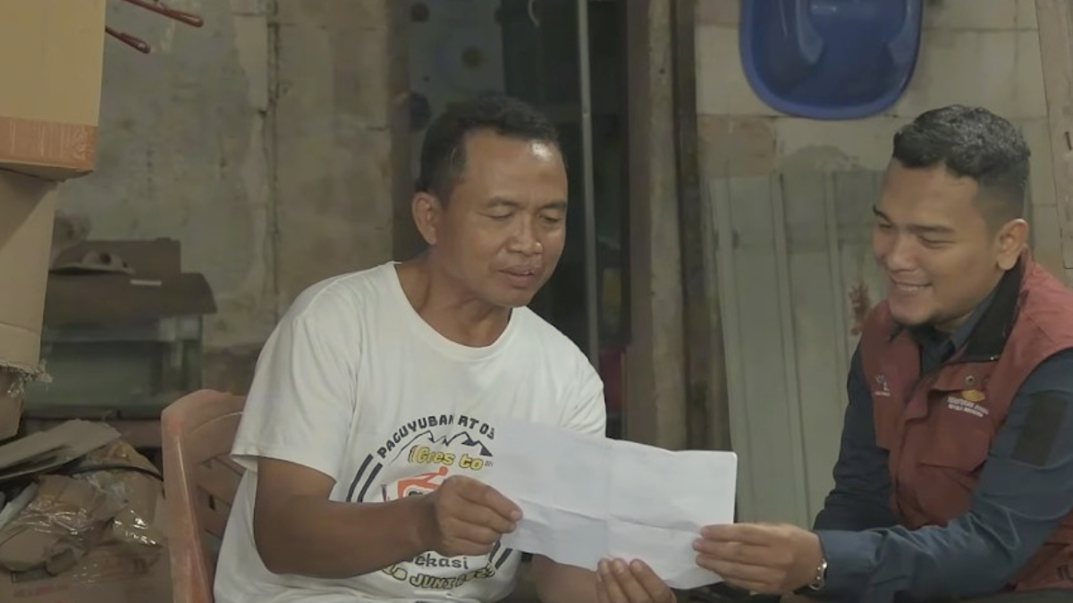 Petugas mengecek kelengkapan penerima Bansos.