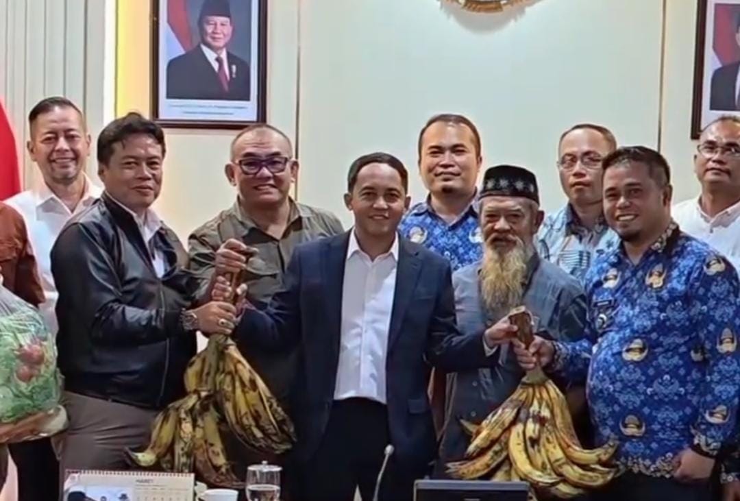Pertemuan Menteri Kehutan, Raja Juli Antoni dengan Pemerintah Desa Sukawangi, Kecamatan Sukamakmur, Kabupaten Bogor.